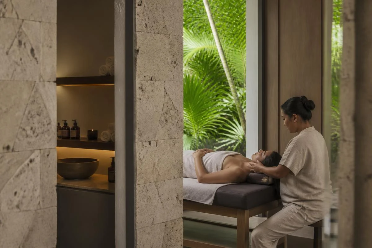 VISSNA wellness studio concept with a massage treatment in progress